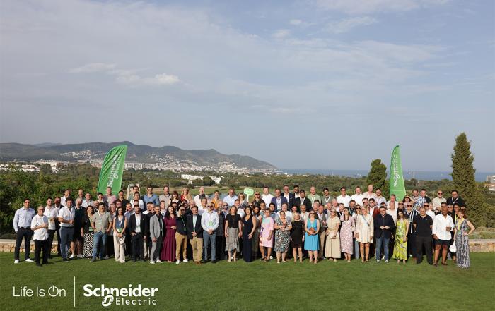 Gruppenbild: EDP bei der APC Europe IT Channel Partner Summit 2025 in Sitges
